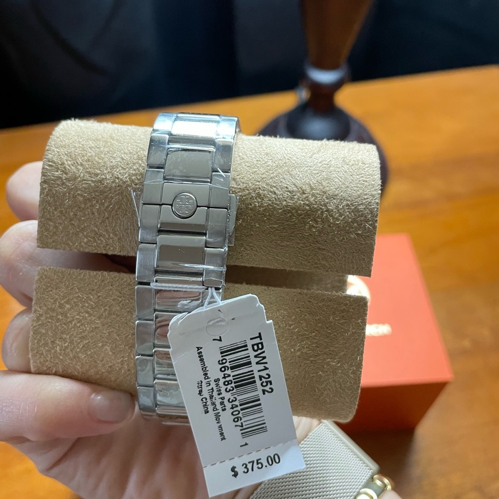 Unused watch, will need a new battery - Picture 4 of 4